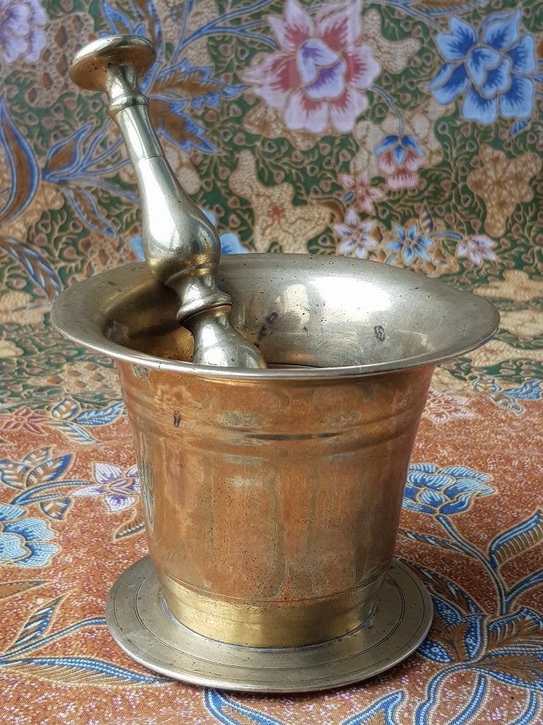 Mooie antieke Engelse vijzel met stamper 9,5 cm. uit 1850.