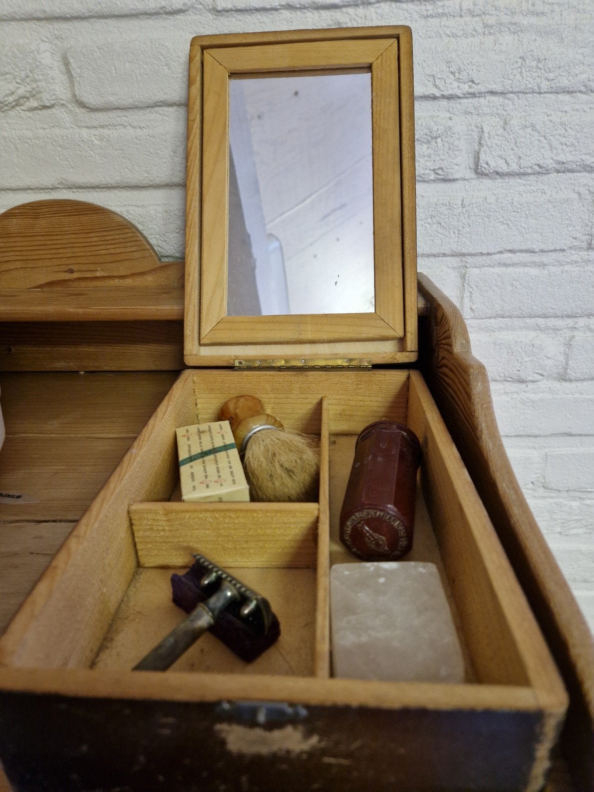 scheerdoos met spiegel en accessoires, Ophalen