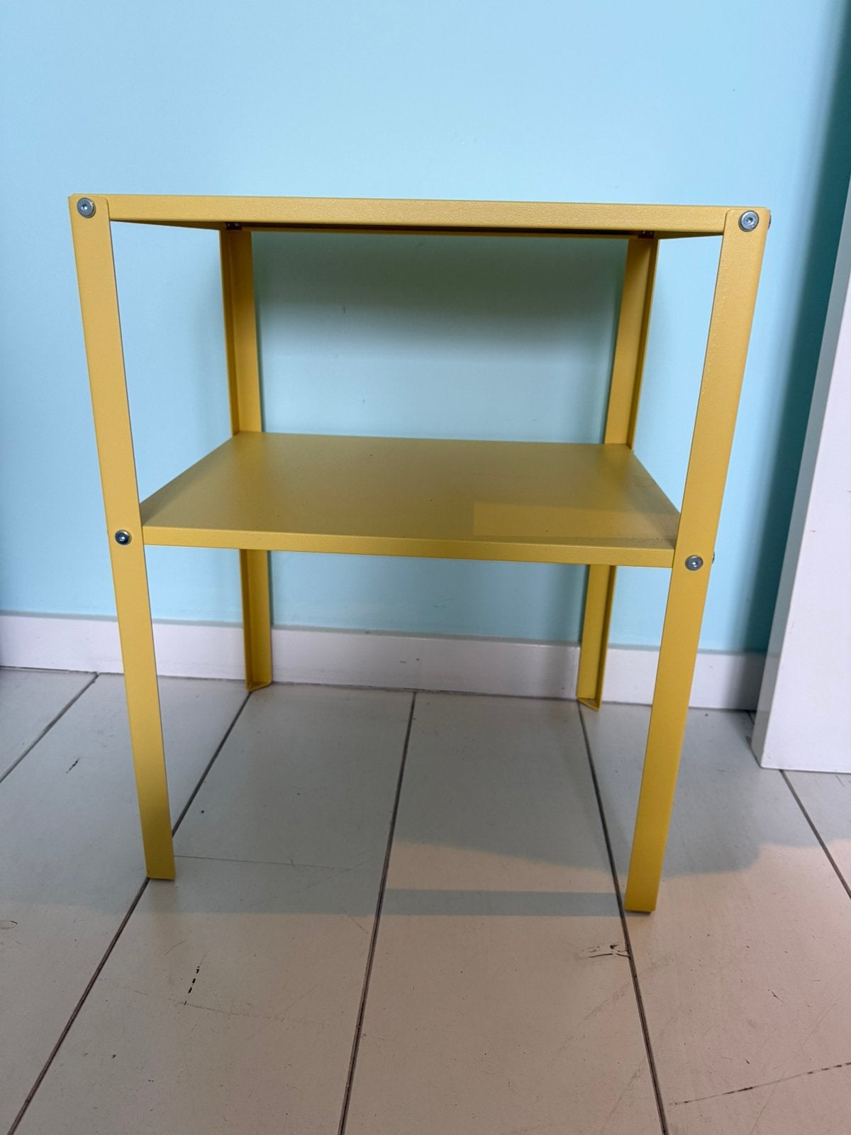 Gele bijzettafel/nachtkastje met 2 planken, Minder dan 55 cm, Gebruikt, Metaal of Aluminium, Rechthoekig
