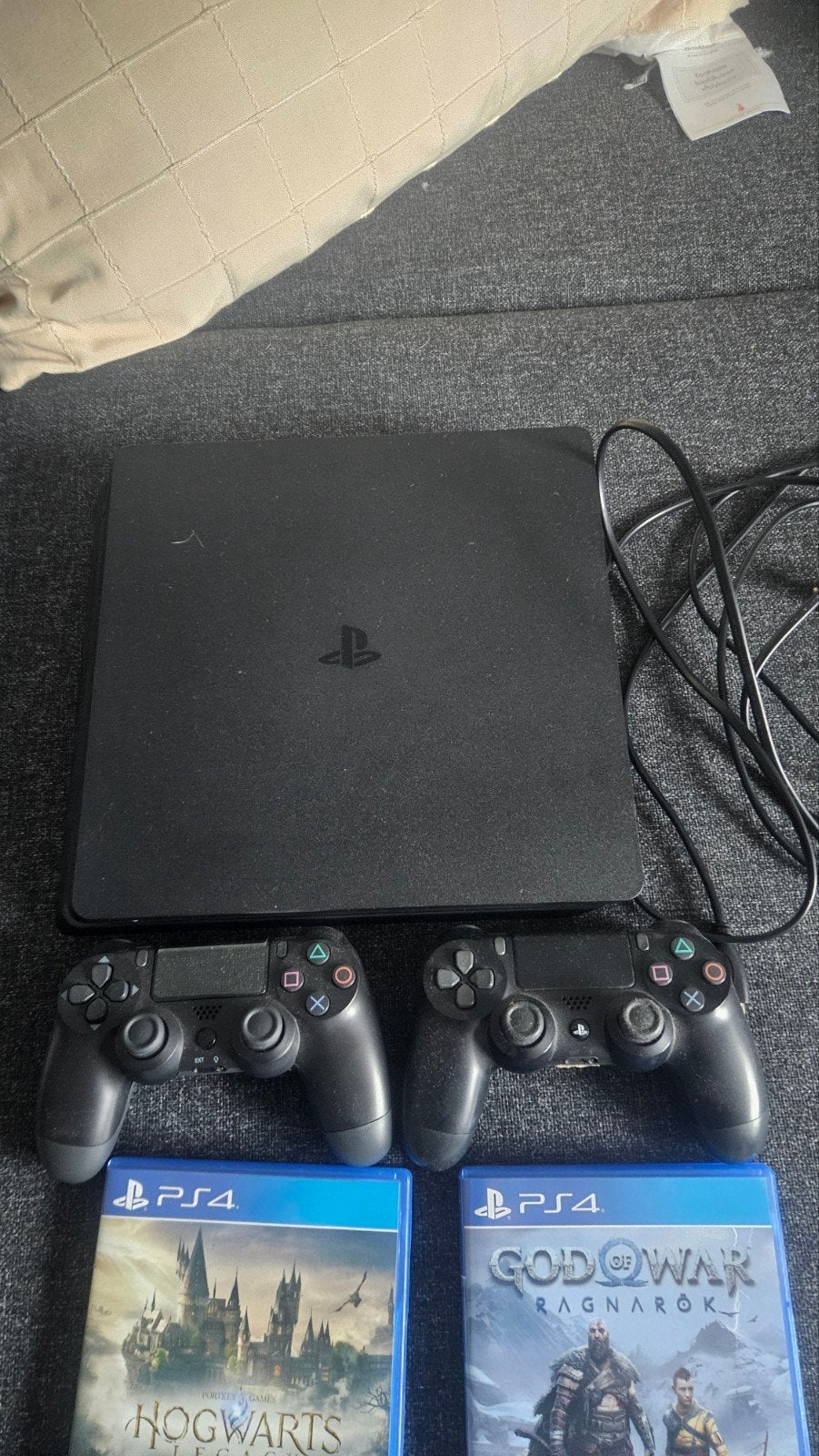 PS4 Slim met 2 controllers en 2 games (Hogwarts, God of War), Met 2 controllers, Ophalen of Verzenden, Slim, Gebruikt