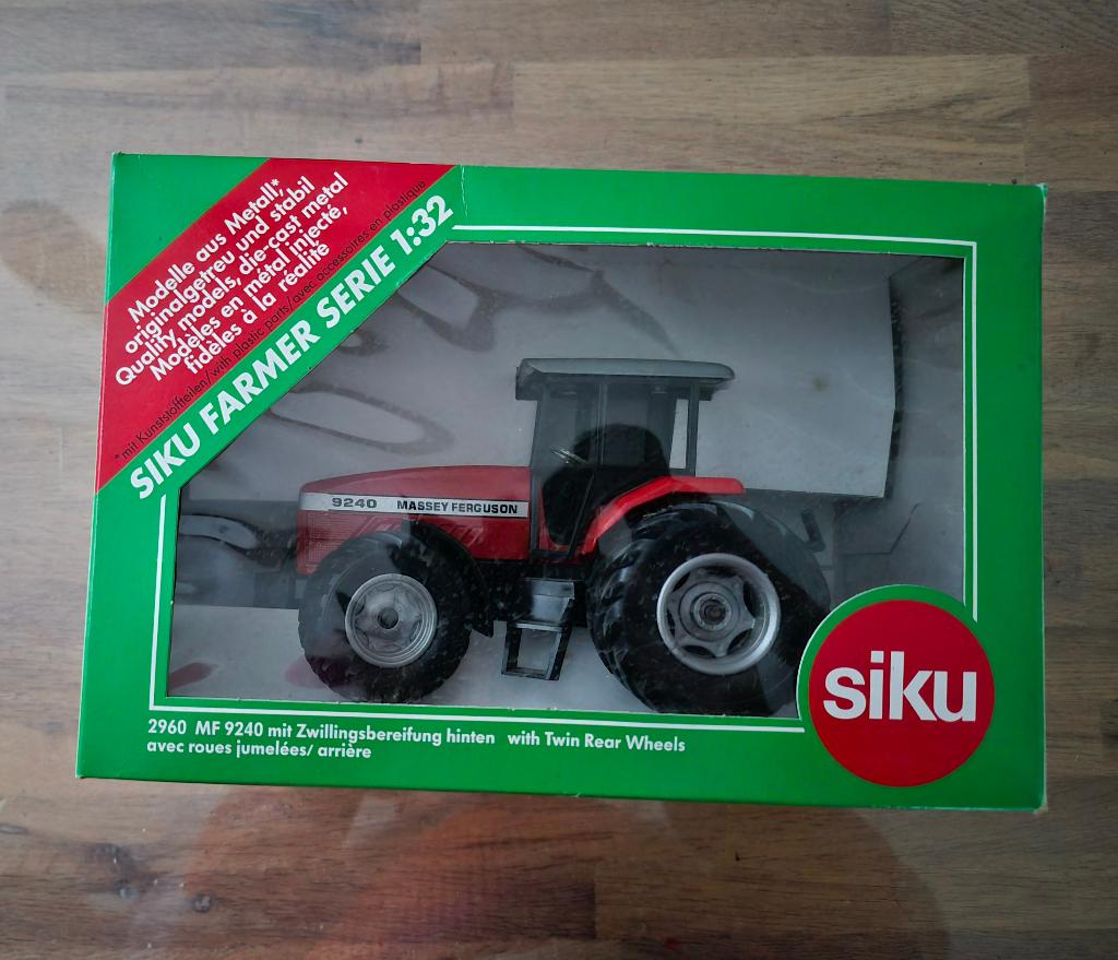 Siku Farmer Serie 1:32 - Massey Ferguson 9240 (dubbellucht), Ophalen of Verzenden, Nieuw, Tractor of Landbouw, SIKU