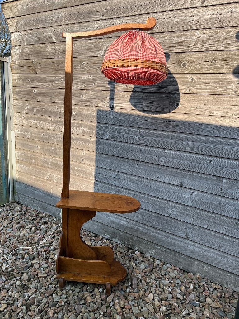 Vloerlamp met tafeltje en lectuurbak, Huis en Inrichting, Lampen | Vloerlampen, Ophalen, Gebruikt, Hout, 150 tot 200 cm