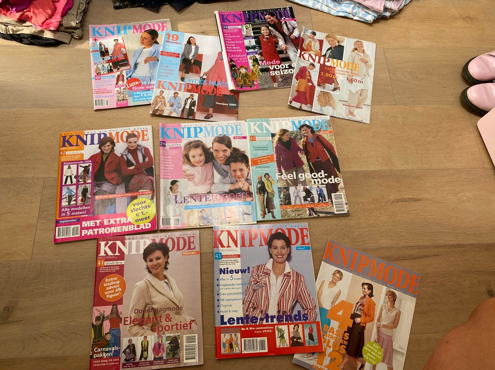 7x knipmode en 3 bijlagen 2002 - 2005, Hobby en Vrije tijd, Ophalen of Verzenden, Zo goed als nieuw, Vrouw, Knipmode