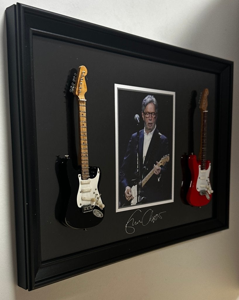 Eric Clapton 2 miniatuur gitaren op lijst wanddeco decoratie, Info@deconoord.nl, Deco Noord, Nieuw, Ophalen of Verzenden