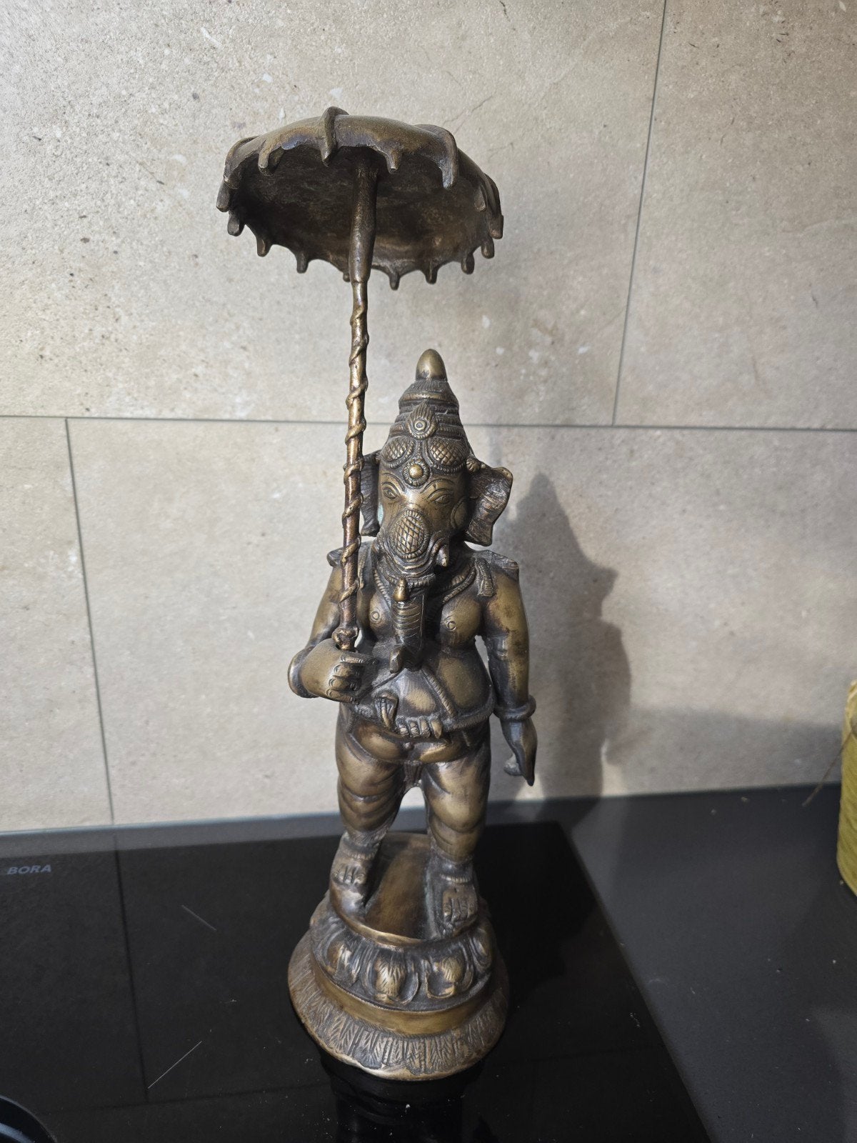 Bronzen Ganesha Beeld met Losse Parasol - 45cm, Ophalen of Verzenden, 20 - 50 cm, Beeld, Bruin