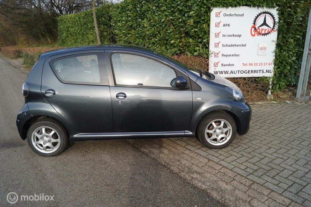 Toyota Aygo 1.0-12V Dynamic Navigator met airco, Voorwielaandrijving, Euro 5, Gebruikt, 4 stoelen