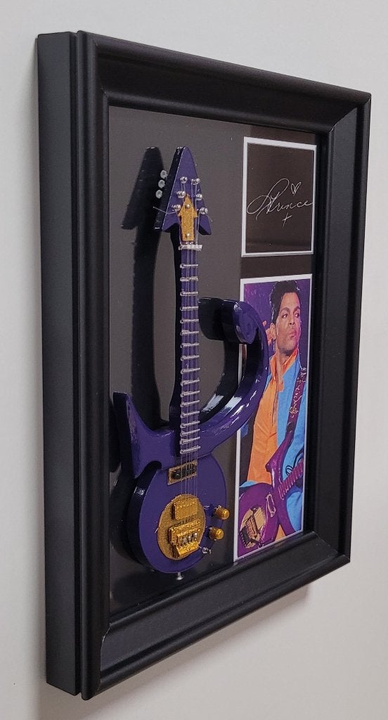 Prince Purple miniatuur gitaar op lijst wanddeco decoratie, Info@deconoord.nl, Deco Noord, Nieuw, Ophalen of Verzenden