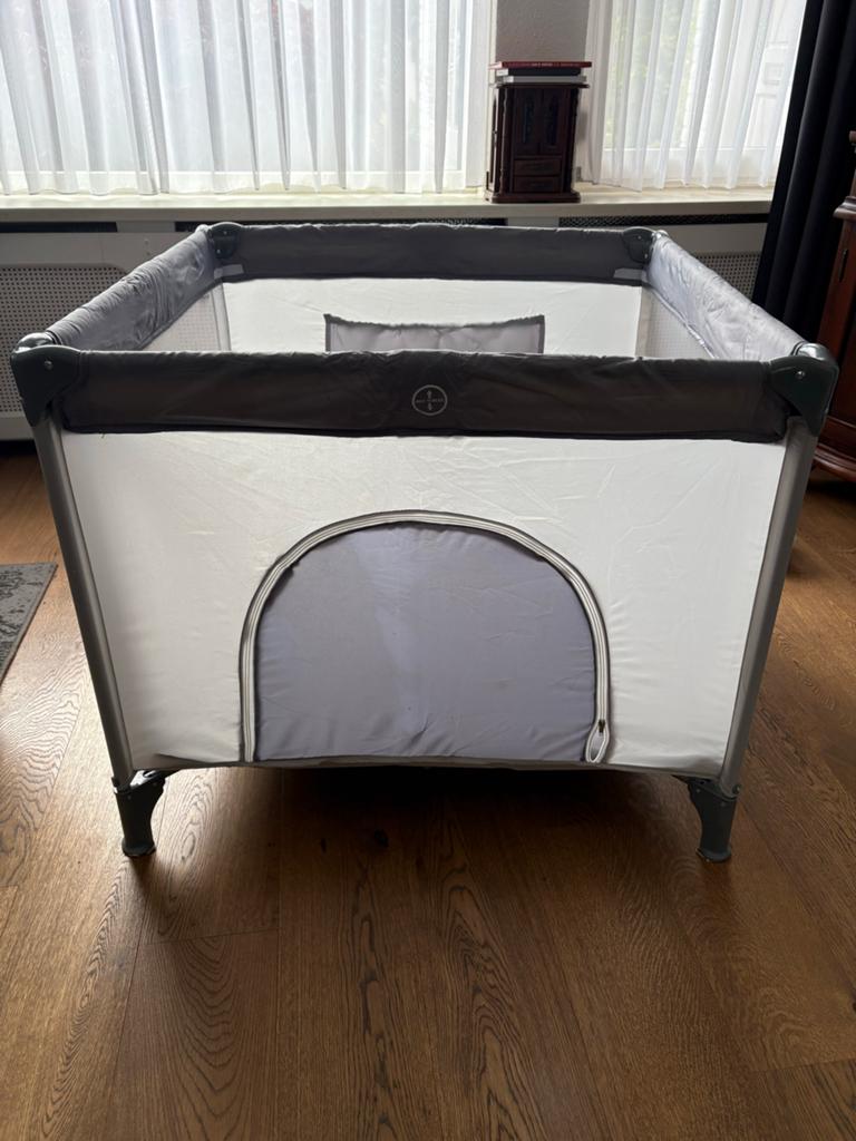 Reisbed/Box - Compact en Handig voor Onderweg, Ophalen, Zo goed als nieuw, Vierkant