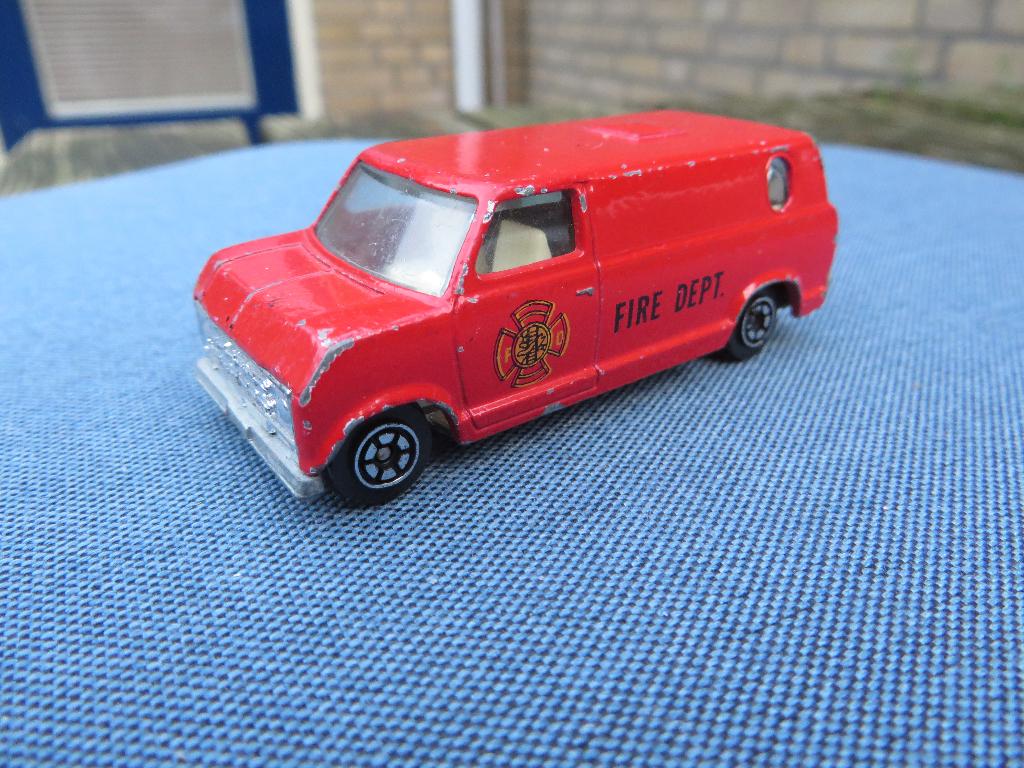 Universal Studios Ford Econoline Fire Dept. (Yatming), Ophalen of Verzenden, Gebruikt, Auto
