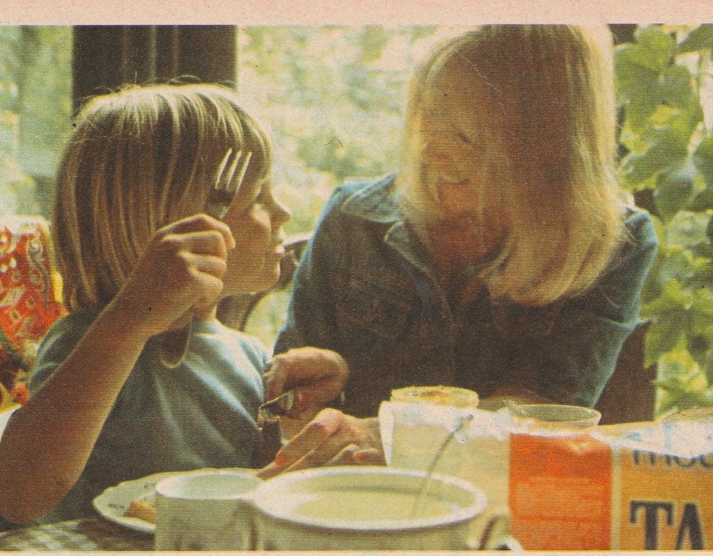 Retro reclame 1975 Tarvo moutbrood jongetje arendsoog, Verzamelen, Retro, Overige typen, Verzenden