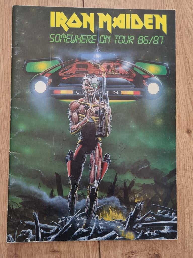 Iron Maiden Somewhere on Tour boek 86/87, Cd's en Dvd's, Vinyl | Hardrock en Metal, Ophalen of Verzenden, Zo goed als nieuw