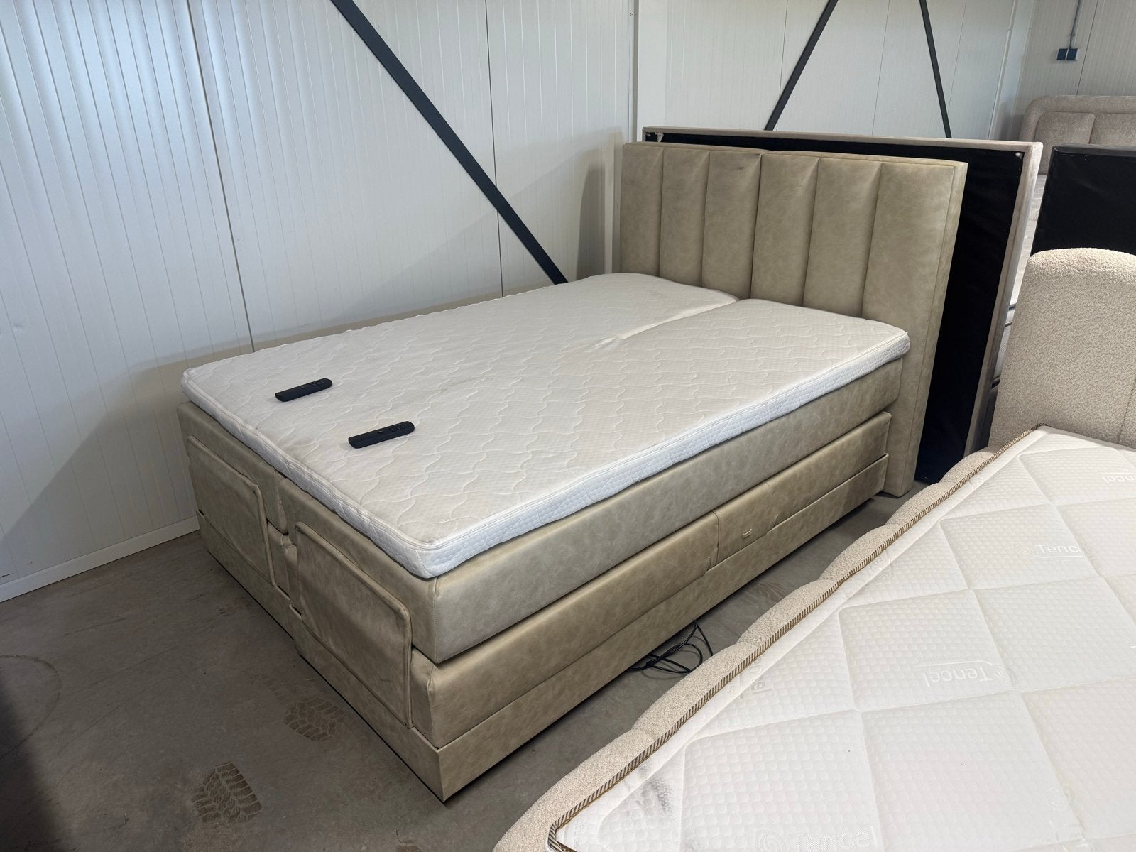 Elektrische Boxspring 140x200 Inc topper en draadloze bedien, Beige, Tweepersoons, Zo goed als nieuw, 200 cm