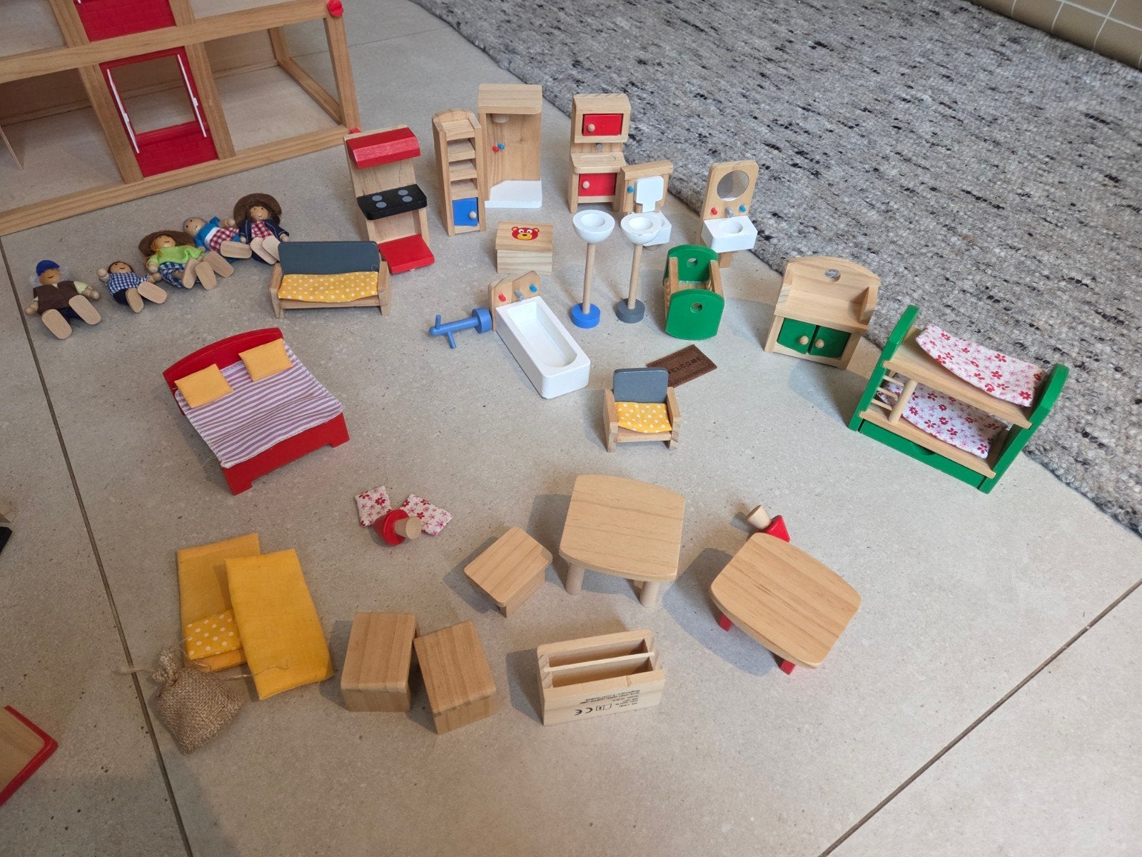 Foto 8 van Groot houten poppenhuis met complete inrichting en poppen