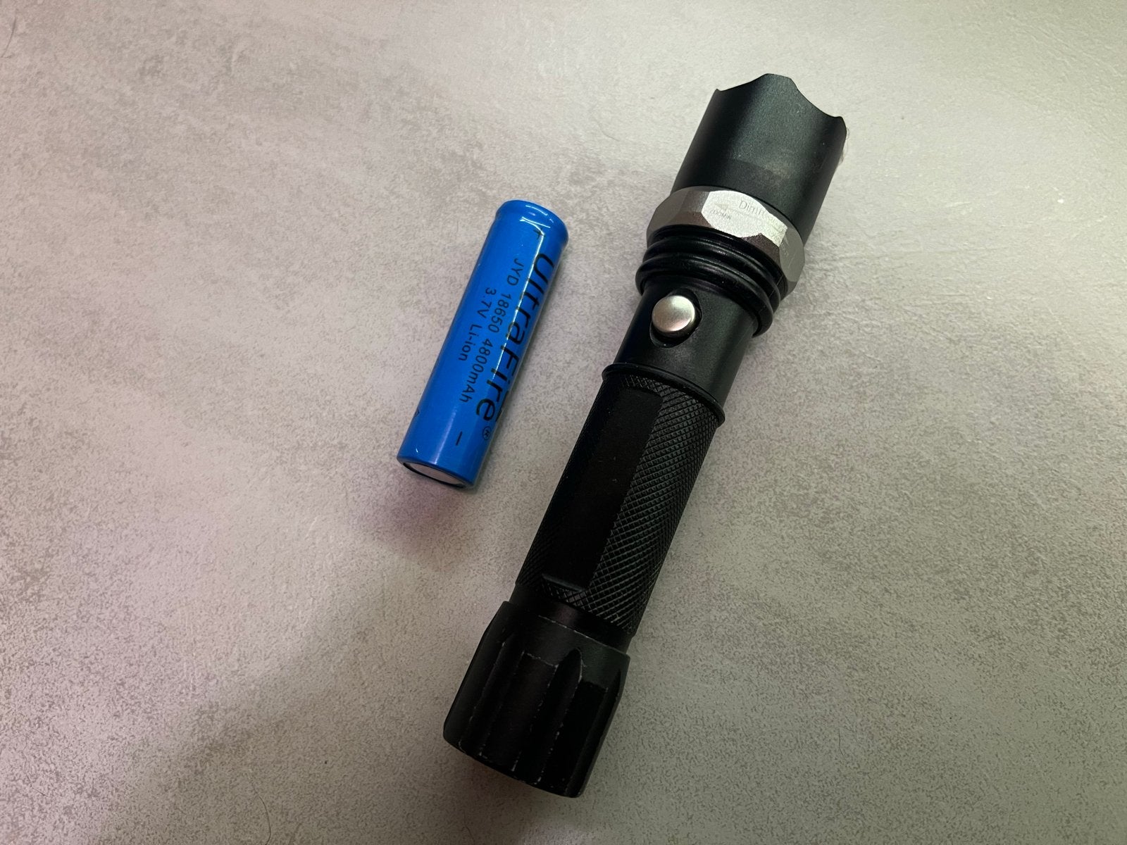 Krachtige LED Zaklamp met Oplaadbare Batterij, Ophalen of Verzenden, Zo goed als nieuw, Batterij