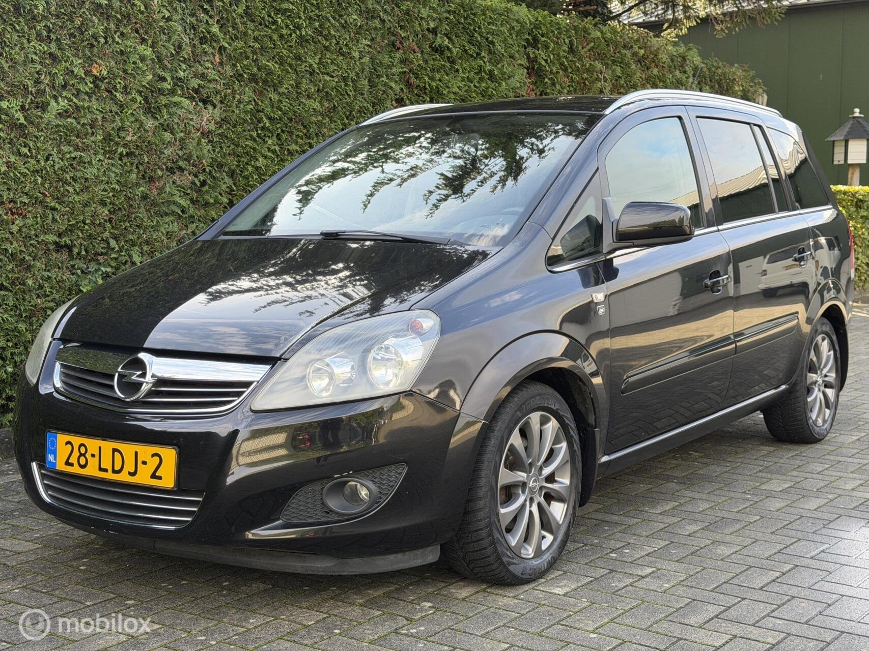 Opel Zafira 1.8 111 Years Edition 7-pers Airco Trekhaak, Auto's, Stof, Gebruikt, Zwart, 4 cilinders
