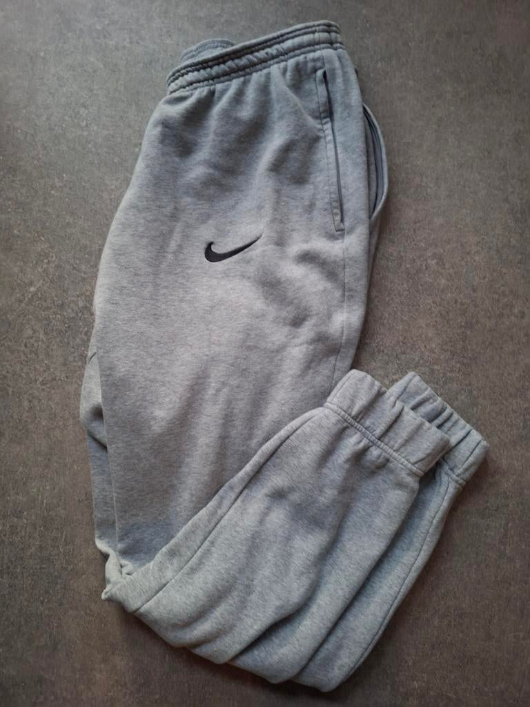 Nike Joggingbroek Grijs met Zwarte Swoosh, Maat 52/54 (L), Verzenden, Nike, Zo goed als nieuw