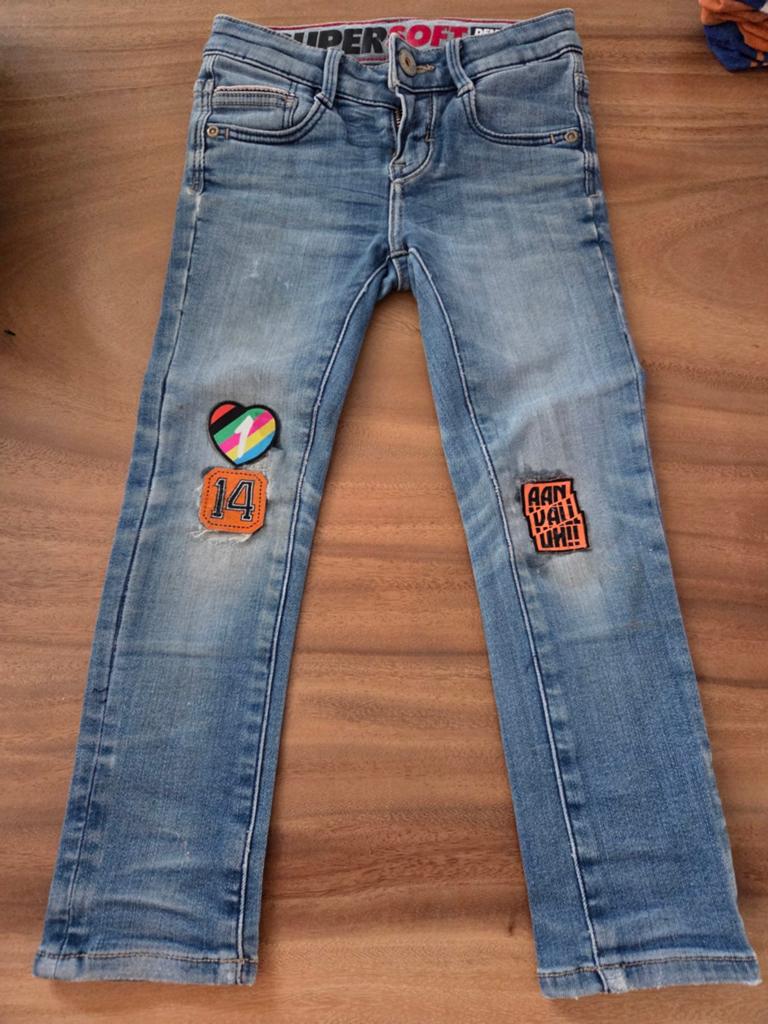 Vingino spijkerbroek met WK patches - Super Soft - 104, Kinderen en Baby's, Kinderkleding | Maat 104, Broek, Gebruikt, Jongen of Meisje