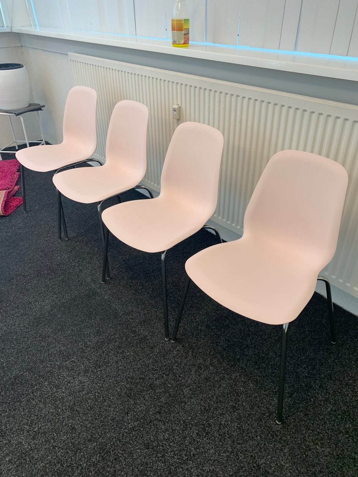 Set van 4 IKEA LEIFARNE stoelen - Lichtroze met metaal, Ophalen, Kunststof, Overige kleuren, Zo goed als nieuw