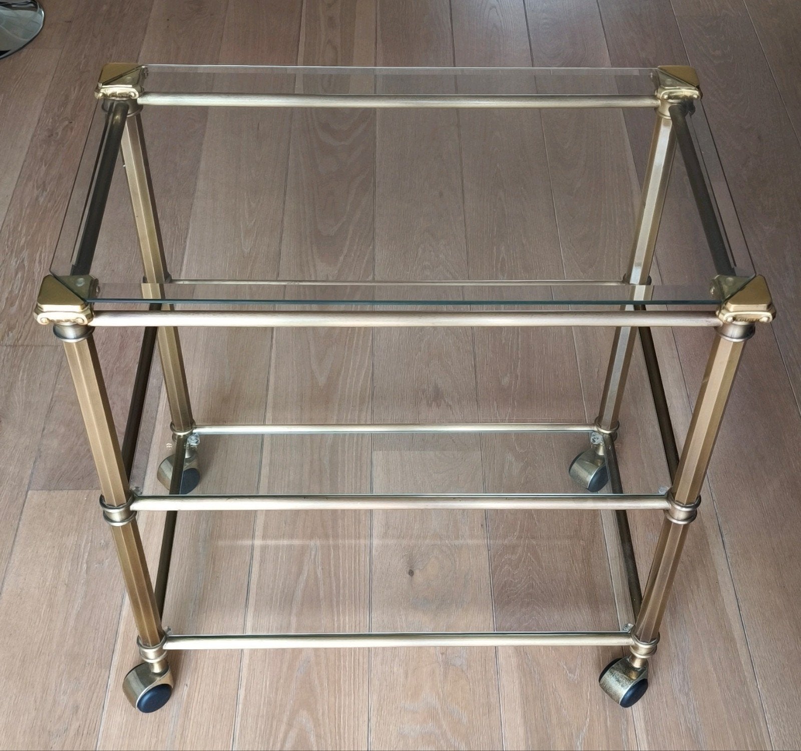 Koperkleurige serveerwagen met glazen platen, Ophalen, Klassiek, Hollywood Regency, Minder dan 55 cm, Gebruikt