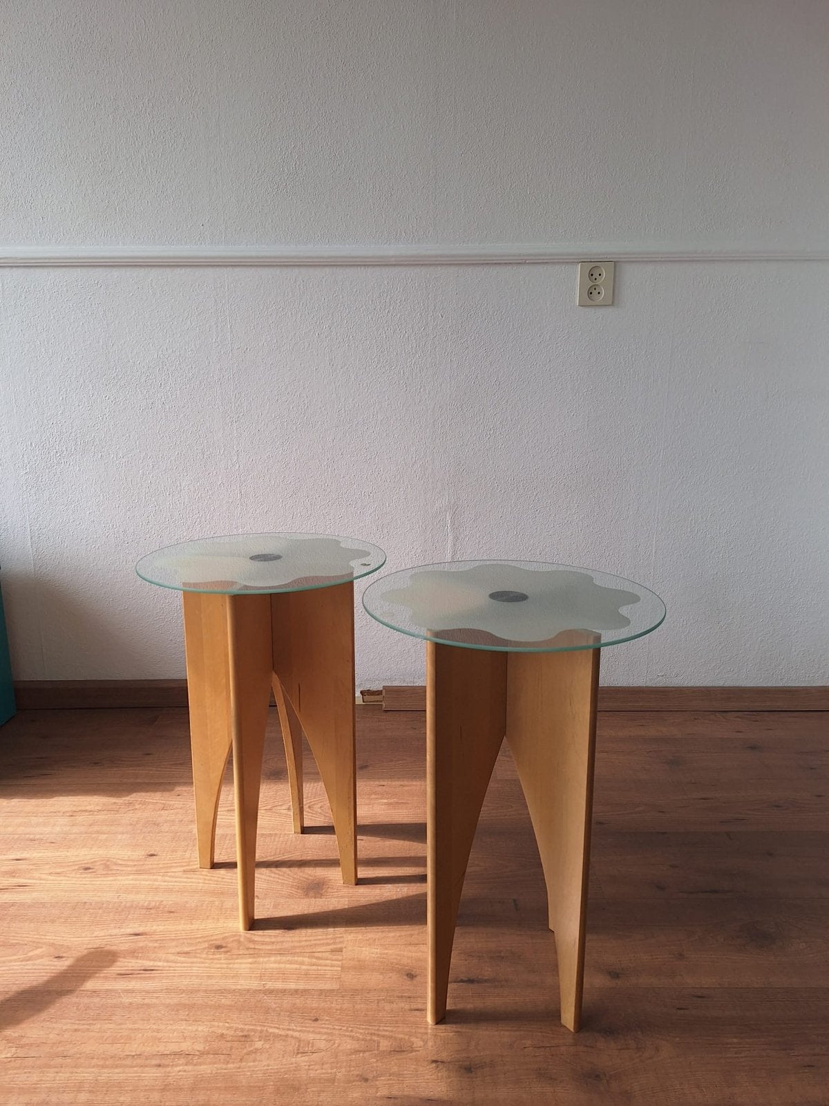 Set van 2 houten bijzettafels met glazen blad, Huis en Inrichting, Minder dan 55 cm, Gebruikt, Rond, Hout