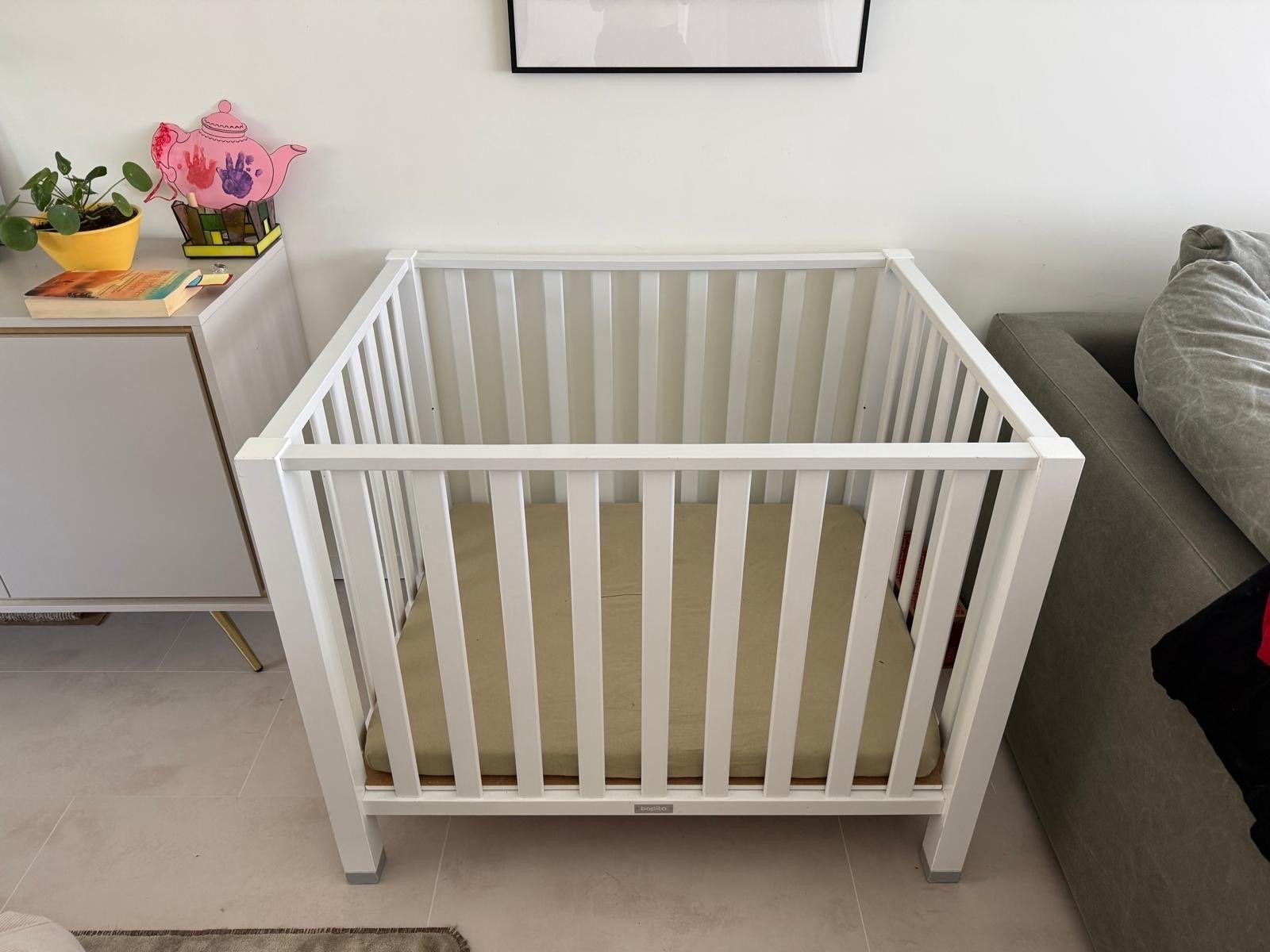 Wit ledikantje met matras - Zo goed als nieuw, Kinderen en Baby's, Ophalen, Zo goed als nieuw