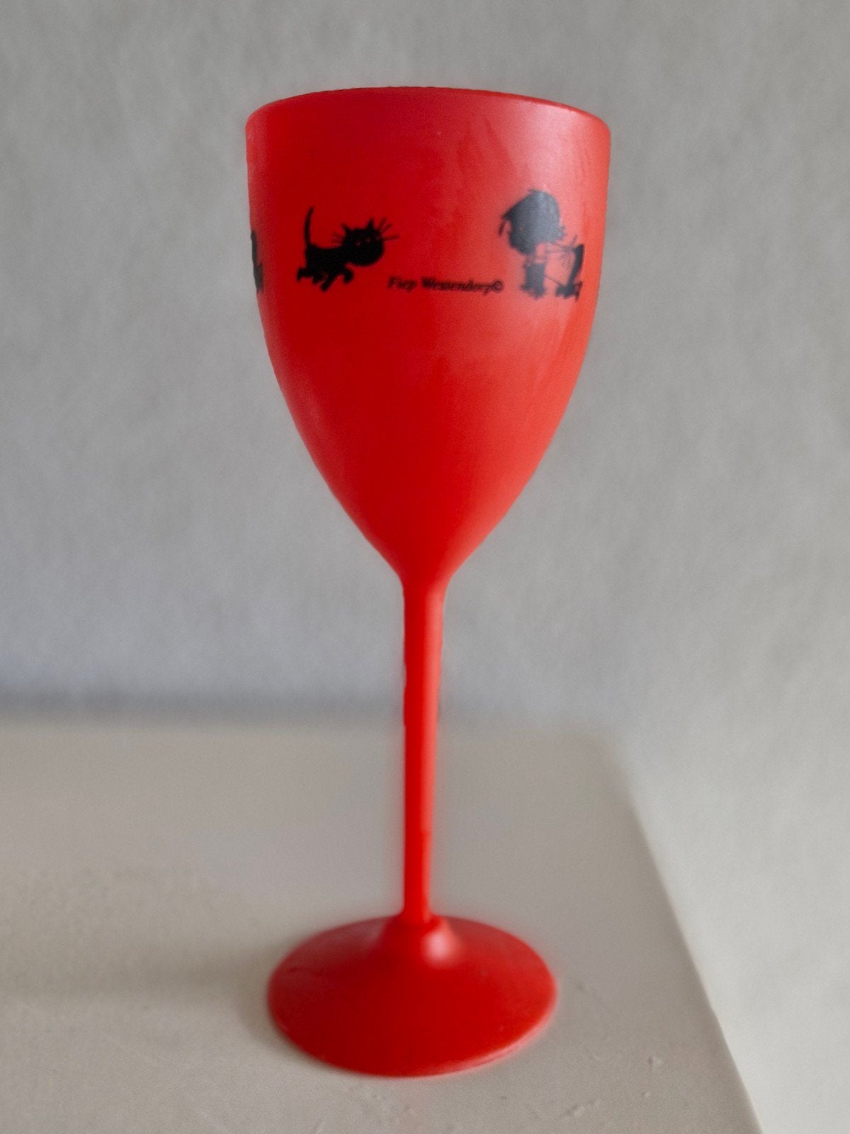 Rood wijnglas met zwarte hondenprint - Fiep Westendorp, Overige typen, Kunststof, Ophalen of Verzenden, Zo goed als nieuw