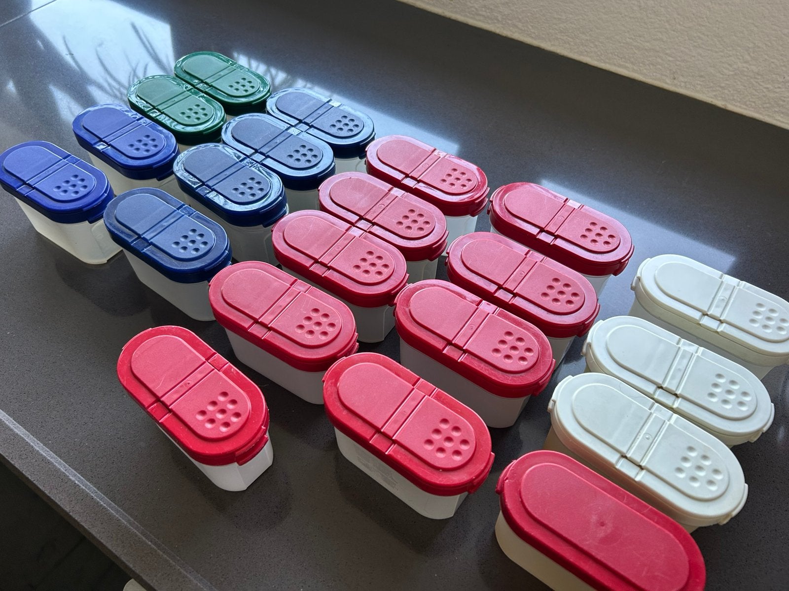 21 tupperware kruiden ovaaltjes ook per atuk te koop a 4,50, Huis en Inrichting, Ophalen of Verzenden, Zo goed als nieuw, Groen