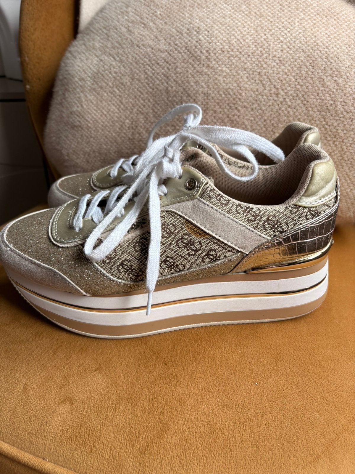 Guess allover print platform sneakers mt 39 ZGAN, Kleding | Dames, Schoenen, Beige, Ophalen of Verzenden, Sneakers of Gympen, Zo goed als nieuw