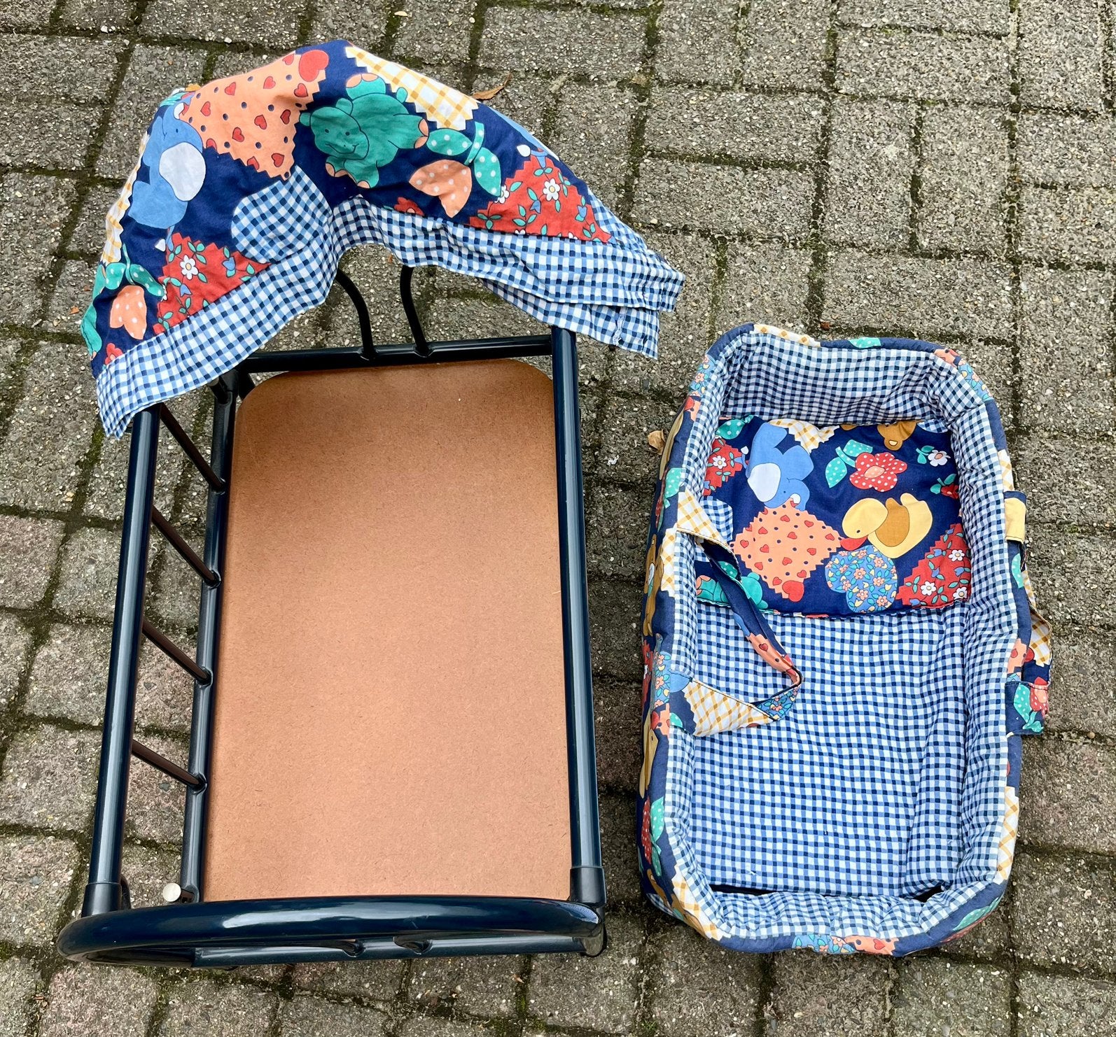 Poppenbed met kussen en lakentje, Ophalen, Gebruikt, Jongen of Meisje