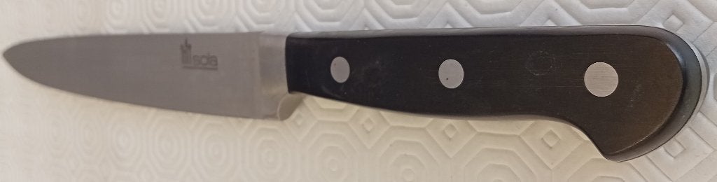 Te Koop: Een koksmes met een houten handvat, Sola, ZGAN. , Overige typen, Ophalen of Verzenden, Zo goed als nieuw, Zwart