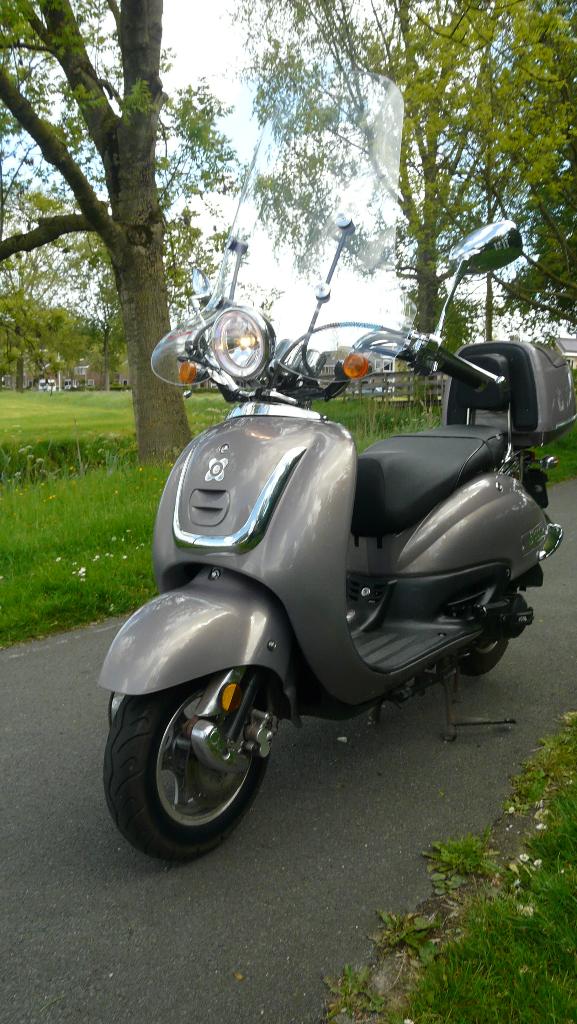 ZGAN AGM Retro scooter bj 2023, Ophalen, Agm retro, Maximaal 45 km/u, Zo goed als nieuw