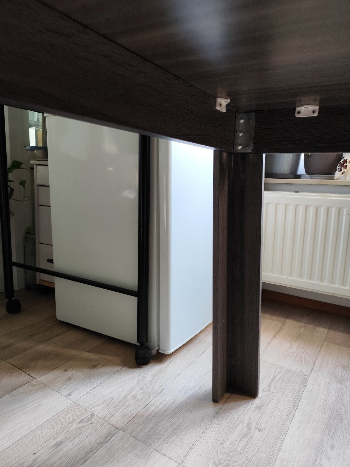 Foto 7 van Uitschuifbare eettafel - Grijs houtnerf - Zo goed als nieuw