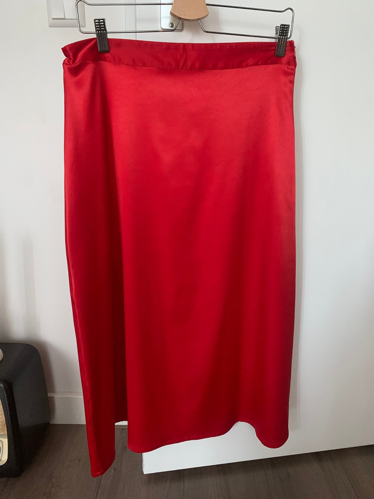 Rode satijnen rok, Na-kd, maat 40, Kleding | Dames, Rokken, Zo goed als nieuw, Ophalen, Maat 38/40 (M), Rood