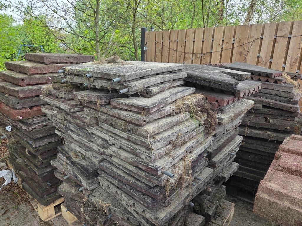 5 pallets met kapotte rubberen tegels, ., ., .