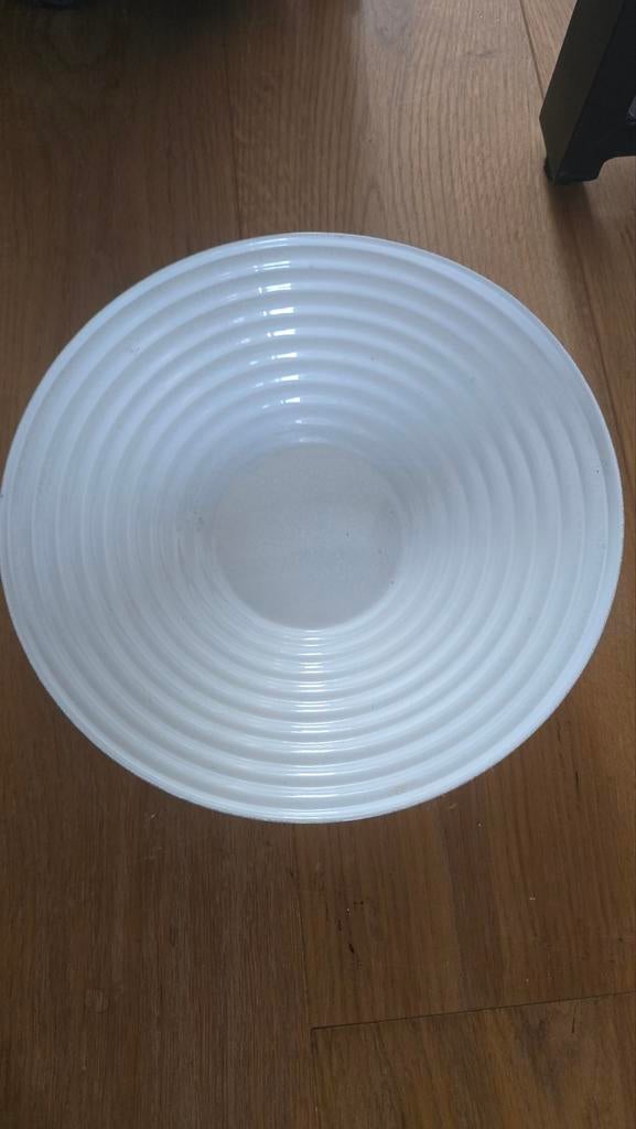 Witte schaal / fruitschaal met ribbels - Zo goed als nieuw, Kunststof, Schaal, Rond, Ophalen of Verzenden