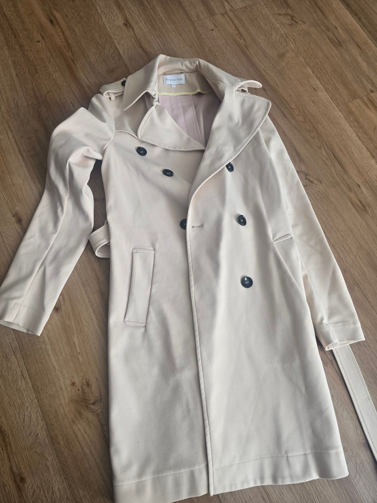 Patrizia Pepe Trenchcoat Beige Maat 42 valt kleiner uit, Beige, Maat 42/44 (L), Ophalen of Verzenden, Zo goed als nieuw