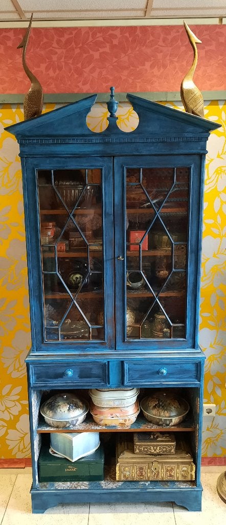 hoge blauwe servieskast met puntkroon en glazen deuren, Huis en Inrichting, Kasten | Vitrinekasten, Ophalen, Met deur(en), 200 cm of meer