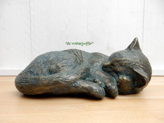 254* Bronzen slapende poes (Boven €75 geen verzendkosten), Ophalen of Verzenden, Nieuw, Overige materialen, Dierenbeeld