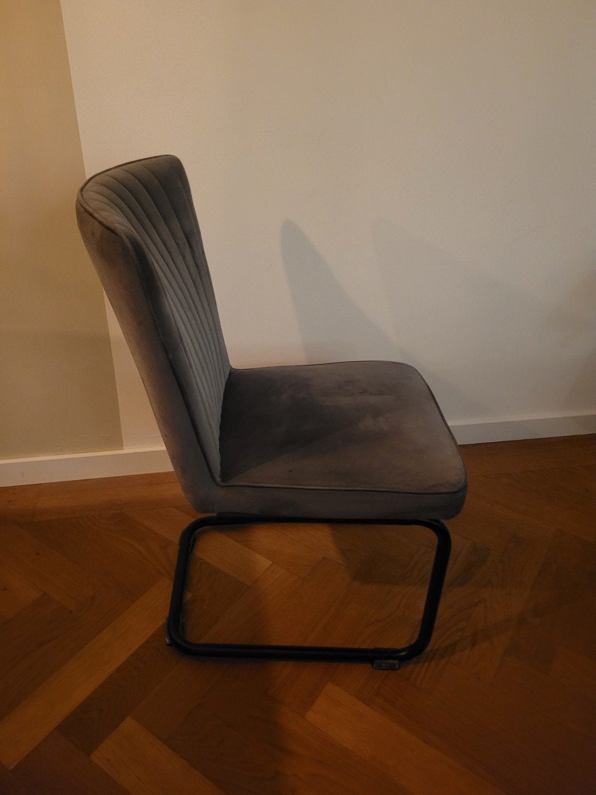 Moderne eetkamerstoel - Grijs fluweel met zwart frame, Ophalen, Modern, Industrieel, Zo goed als nieuw, Stof