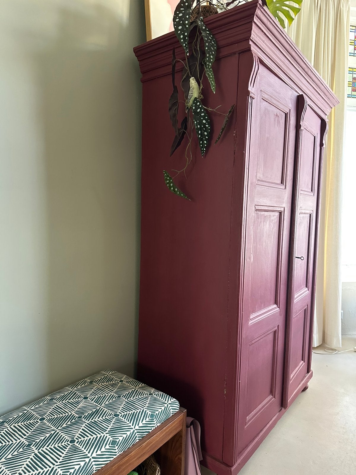 Oude houten grenen kast burgundy met drie planken, Huis en Inrichting, Ophalen, Gebruikt