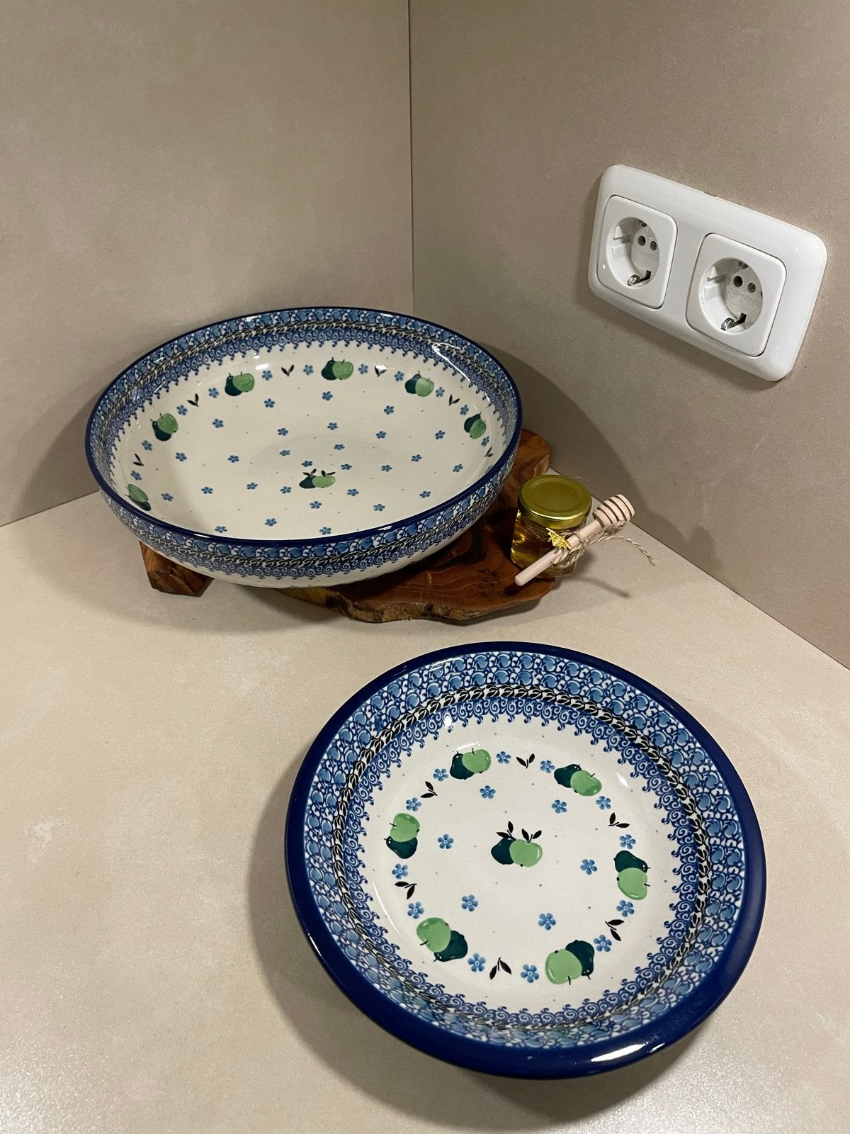 Bunzlau Nieuw: Grote Schaal en Diep Bord (Appeldecor), Huis en Inrichting, Keuken | Servies, Overige merken, Keramiek, Nieuw, Ophalen of Verzenden