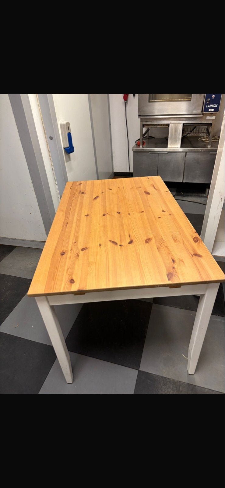 Houten partij eettafels met wit onderstel en bruine bankjes, Ophalen, Gebruikt, 100 tot 150 cm, 50 tot 100 cm