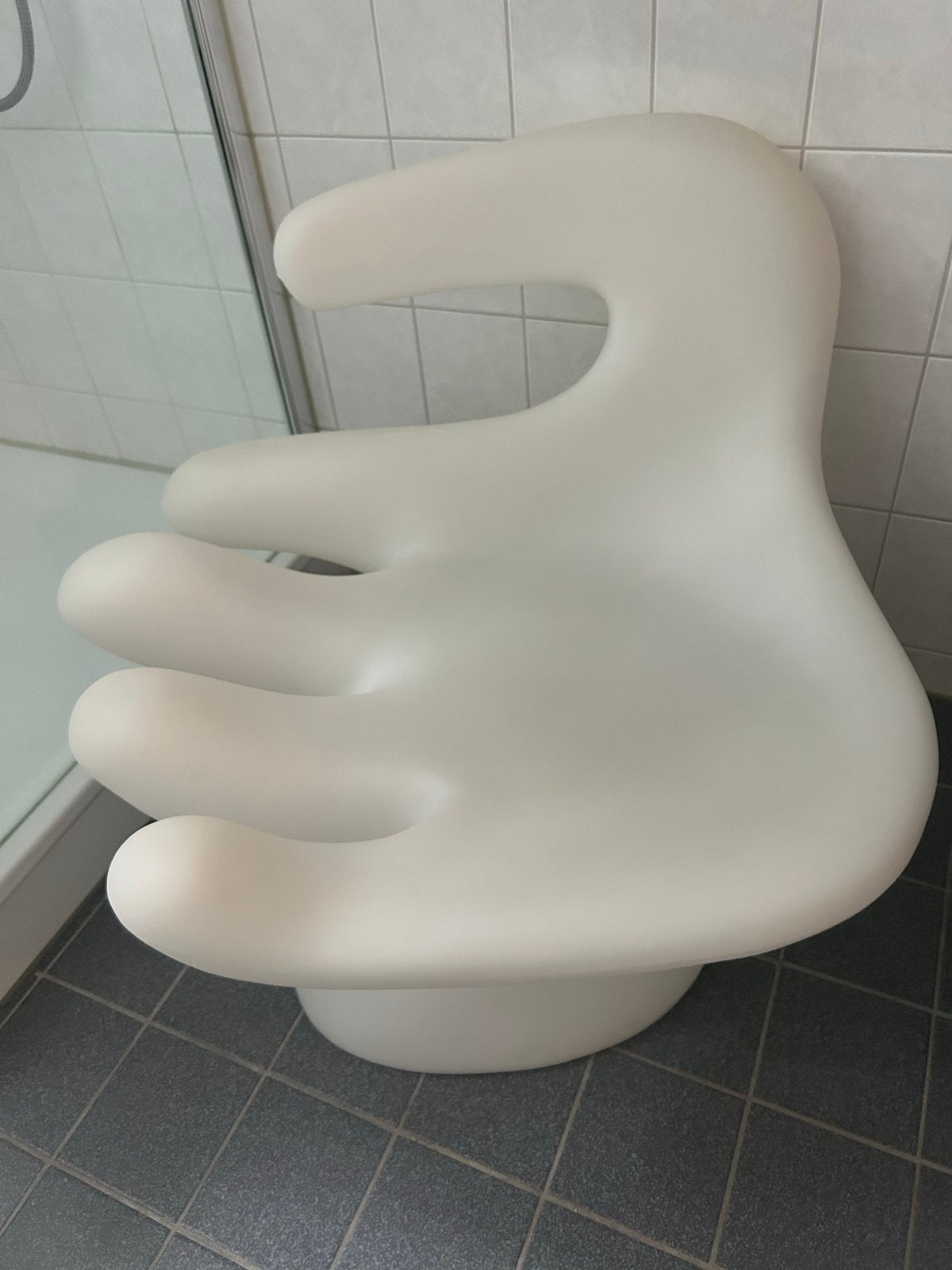 Unieke Handstoel - Witte Design Stoel, Ophalen, Kunststof, Wit, Zo goed als nieuw