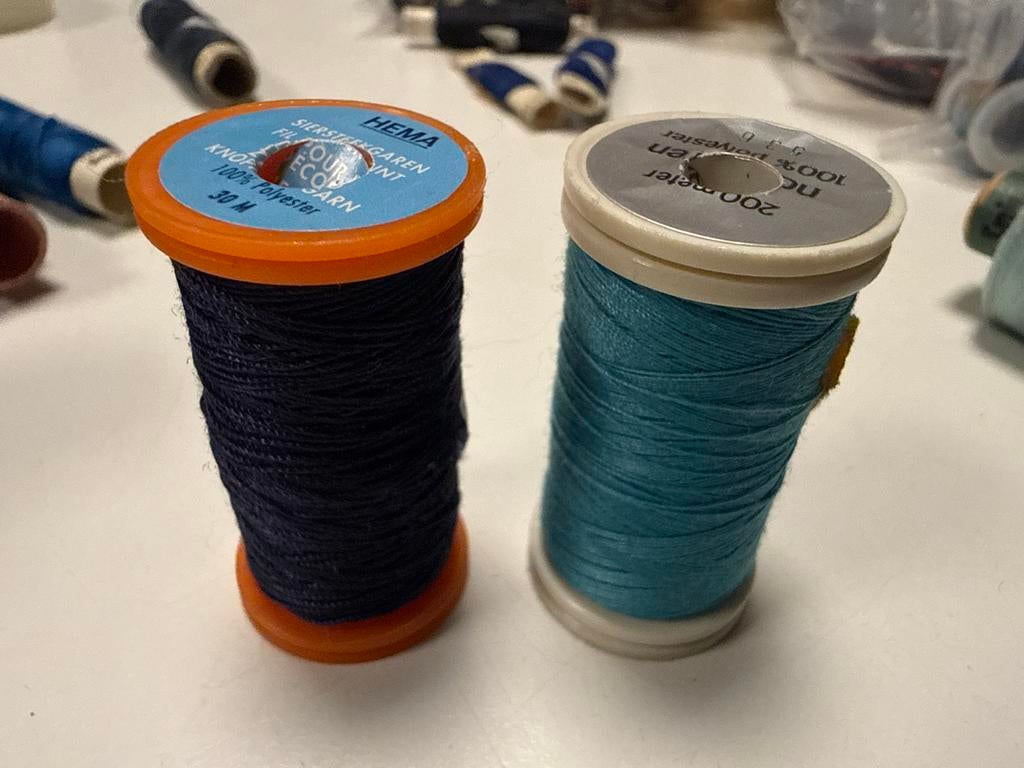 Twee klosjes blauw naaigaren hema naaien garen draad, Ophalen of Verzenden, Zo goed als nieuw, Garen of Naald(en)