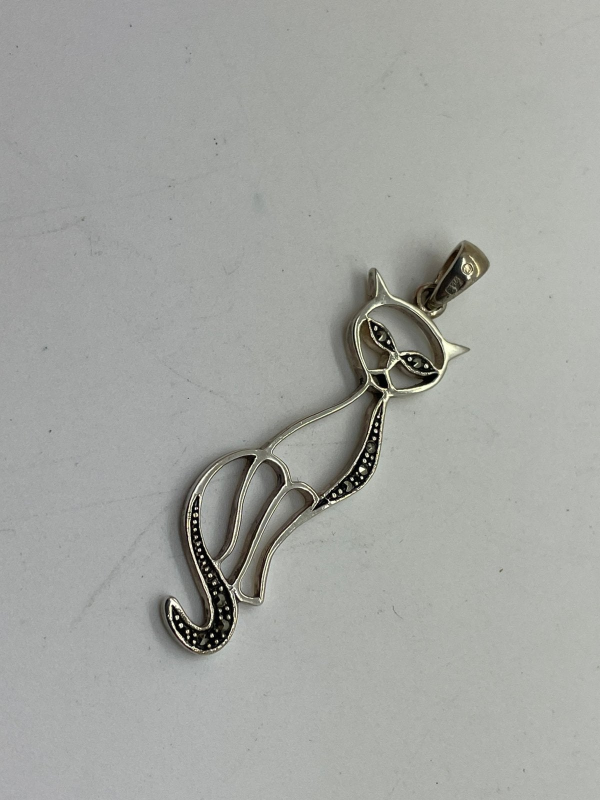 E842 Prachtige zilveren kat hanger dubbelzijdig, Ophalen of Verzenden, Zo goed als nieuw, X, Met edelsteen