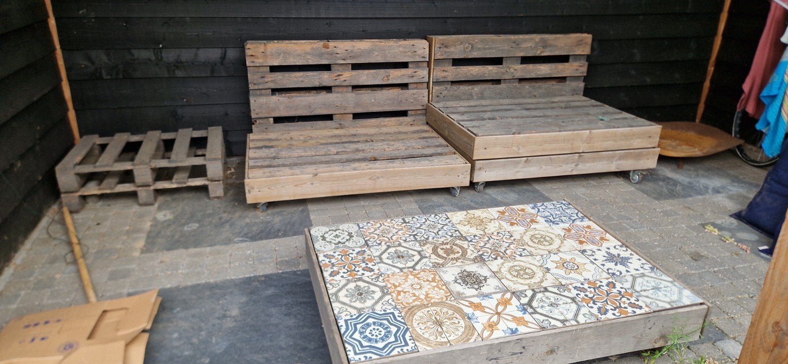 8 grote pallets en 2 kleine. Plus 2 zitkussens, Tuin en Terras, Tuinsets en Loungesets, Ophalen, 4 zitplaatsen, Gebruikt, Tuinset