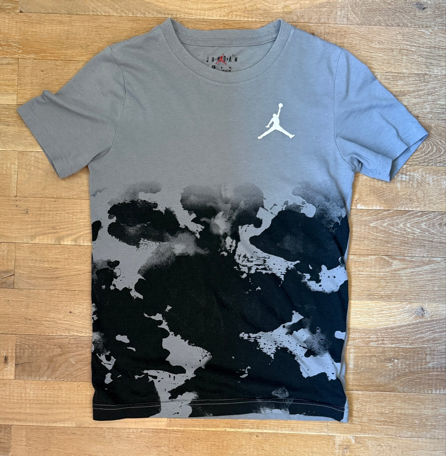 Jordan T-shirt grijs met zwarte print maat 140 (10-12 jaar), Kinderen en Baby's, Kinderkleding | Maat 140, Ophalen of Verzenden