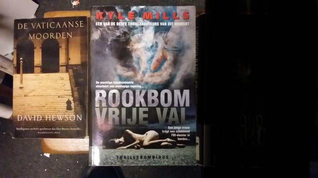2 boeken (14), Ophalen of Verzenden, Zo goed als nieuw, David Hewson, Kyle Mills