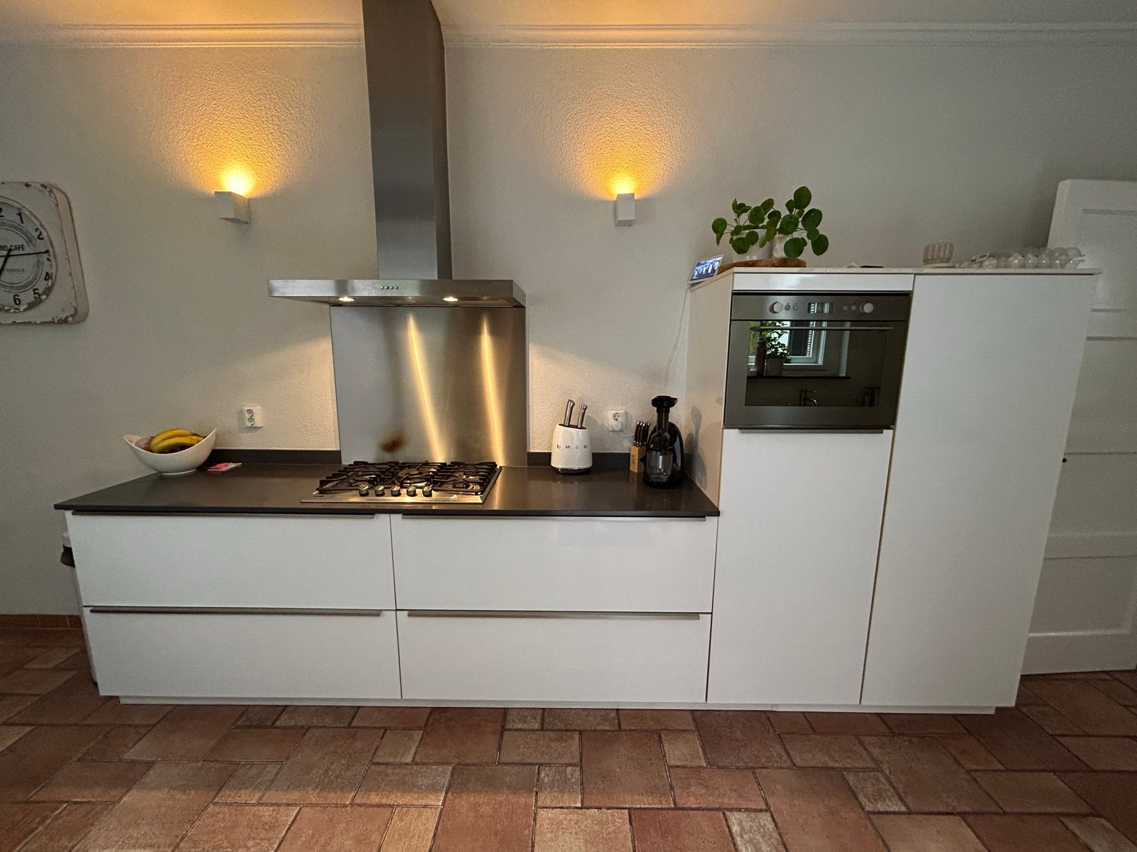 Moderne keuken met inbouwapparatuur, Huis en Inrichting, Keuken | Complete keukens, Gebruikt, Wit, Dubbelwandige keuken, Ophalen of Verzenden