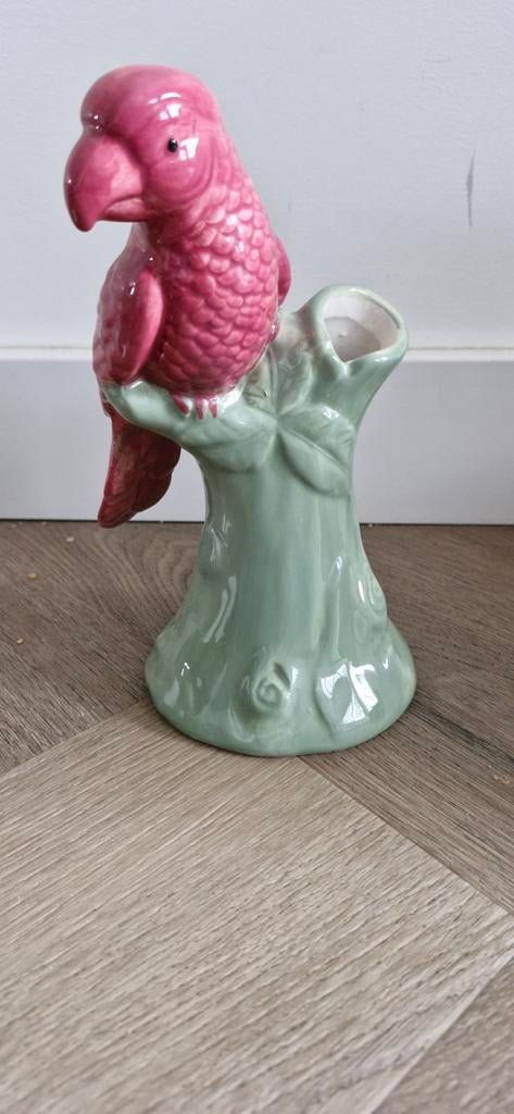 Keramieken vaasje met roze papegaai, Ophalen